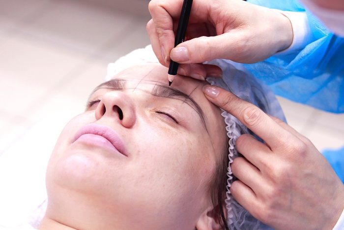 Microblading des sourcils - qu'est-ce que c'est, comment est-il fait, des critiques, des photos avant et après