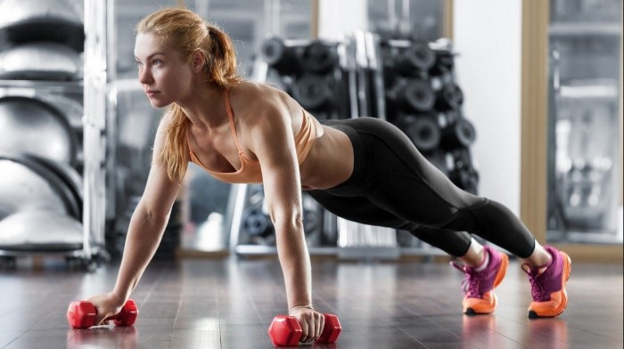 Exercices d'haltères pour femmes, filles pour le dos, les bras, les muscles pectoraux, les fesses, les abdominaux, à la maison pour les débutants