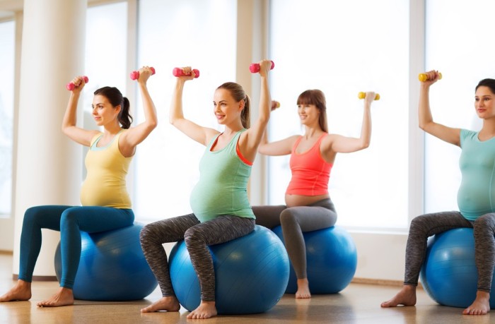 Exercices d'haltères pour femmes, filles pour le dos, les bras, les muscles pectoraux, les fesses, les abdominaux, à la maison pour les débutants