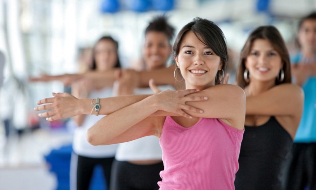 Exercices d'haltères pour femmes, filles pour le dos, les bras, les muscles pectoraux, les fesses, les abdominaux, à la maison pour les débutants