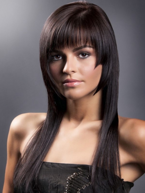 Coupes de cheveux pour cheveux longs avec une frange. De belles coiffures féminines pour un visage ovale et rond de plus de 30 ans. Photo