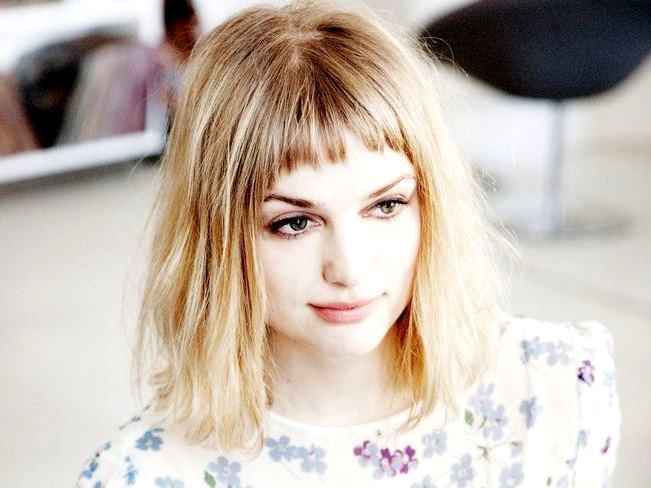 Coupes de cheveux pour cheveux longs avec une frange. De belles coiffures féminines pour un visage ovale et rond de plus de 30 ans. Photo