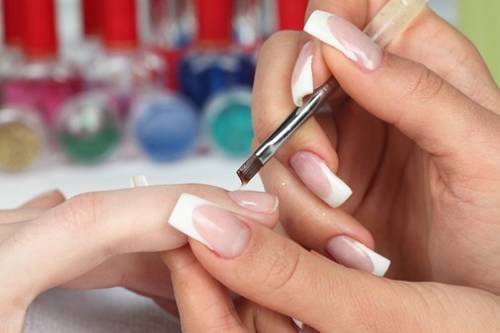 Comment renforcer vos ongles à la maison. Les meilleurs produits et recettes: vernis biogel, poudre acrylique, base, iode, sel