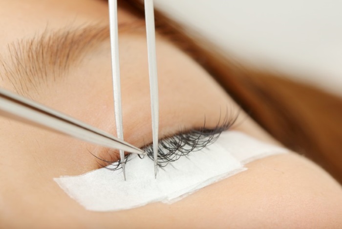 Dissolvant pour enlever le tatouage des cils, des sourcils. Dissolvant de gel. Photos, prix, avis