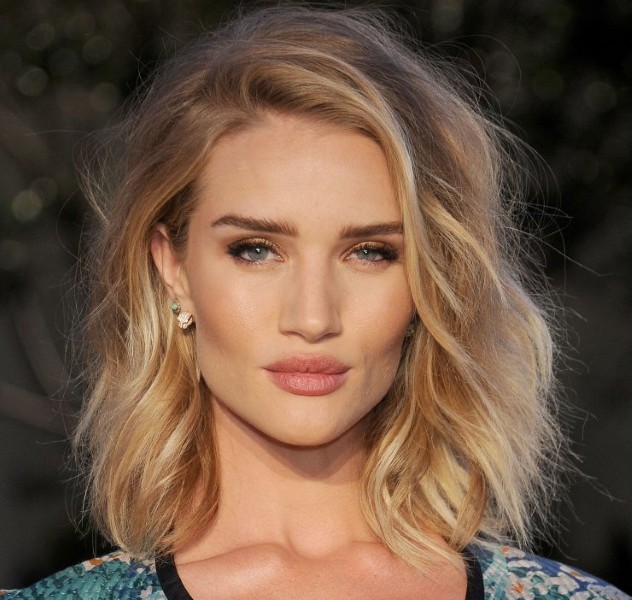 Coupes de cheveux aux épaules.Coiffures féminines à la mode et belles pour les cheveux moyens avec et sans frange. Une photo