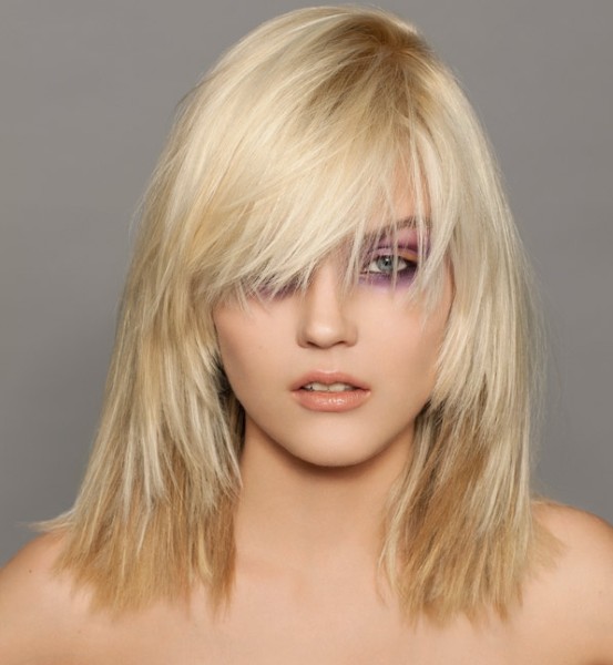 Coupes de cheveux aux épaules. Coiffures féminines à la mode et belles pour les cheveux moyens avec et sans frange. Une photo