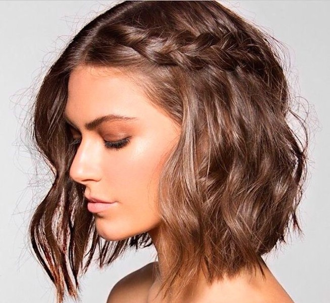 Coupes de cheveux aux épaules. Coiffures féminines à la mode et belles pour les cheveux moyens avec et sans frange. Une photo