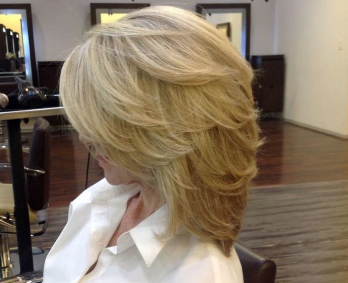 Coupes de cheveux aux épaules. Coiffures féminines à la mode et belles pour les cheveux moyens avec et sans frange. Une photo