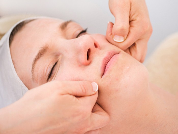 Massage du visage pour les rides. Comment faire le levage soi-même à la maison après 40, 50 ans. Technique japonaise Asahi