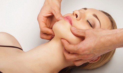 Massage du visage pour les rides. Comment faire le levage soi-même à la maison après 40, 50 ans. Technique japonaise Asahi