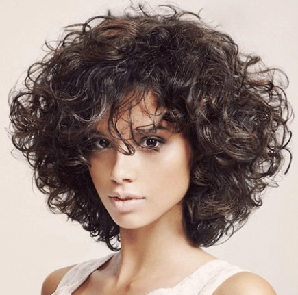 Coupes de cheveux pour cheveux bouclés de longueur moyenne. Photo de coiffures féminines à la mode