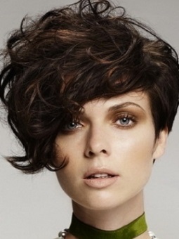 Coupes de cheveux pour cheveux bouclés de longueur moyenne. Photo de coiffures féminines à la mode