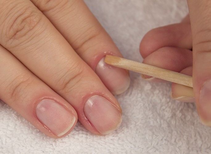 Extension des ongles avec gel, vernis gel, sur formes, sans gel et acrylique à vous-même à la maison. Cours pour débutants