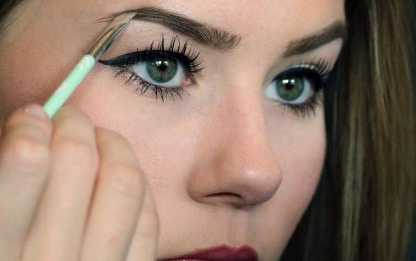 Comment faire de beaux sourcils avec un crayon, de la peinture, des ombres, de la peinture au henné à la maison