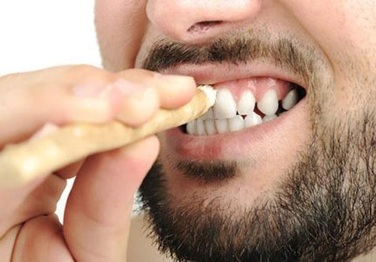 Comment blanchir les dents à la maison sans endommager l'émail rapidement du jaunissement. Produits et recettes folkloriques