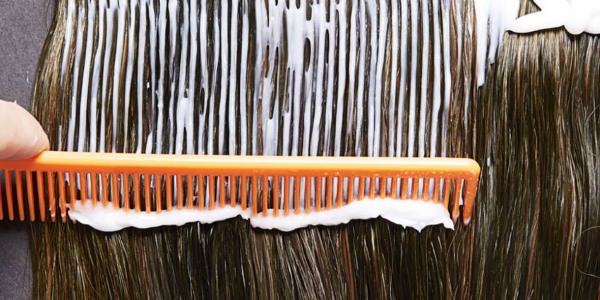 Faits saillants sur les cheveux moyens foncés. Couleur à la mode sur les pointes, vue de dos et de face, photo