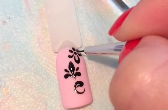 Monogrammes sur les ongles étape par étape. Design, comment dessiner du gel avec du vernis, des points, un schéma pour les débutants. Une photo