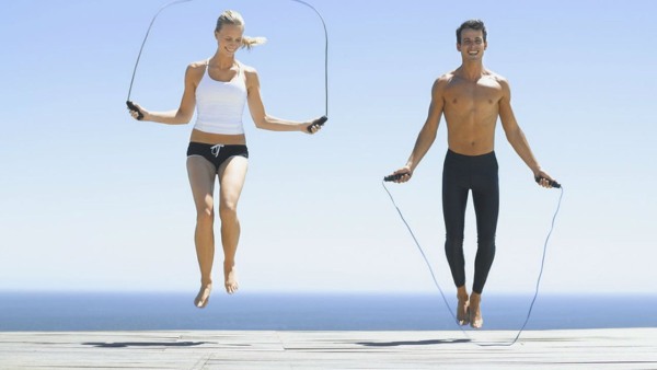 Exercices à la corde pour amincir l'abdomen, les côtés, les fesses, les jambes. Résultats pour femmes, hommes, photos