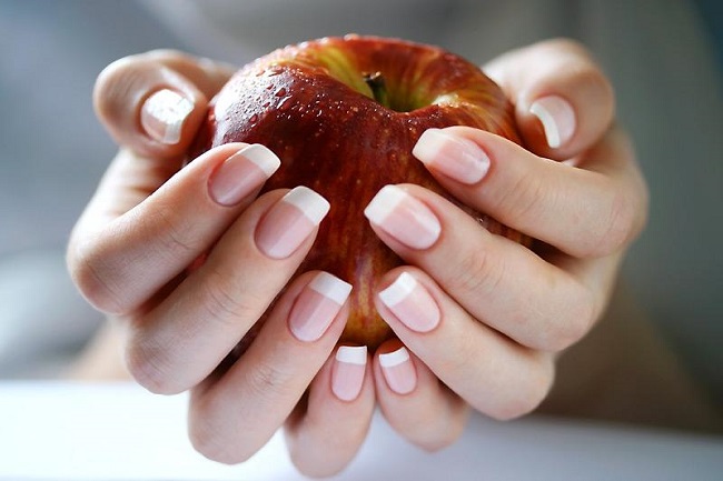 Pourquoi la peau des mains craque-t-elle près des ongles, en sang. Causes et traitement avec des médicaments et des remèdes populaires