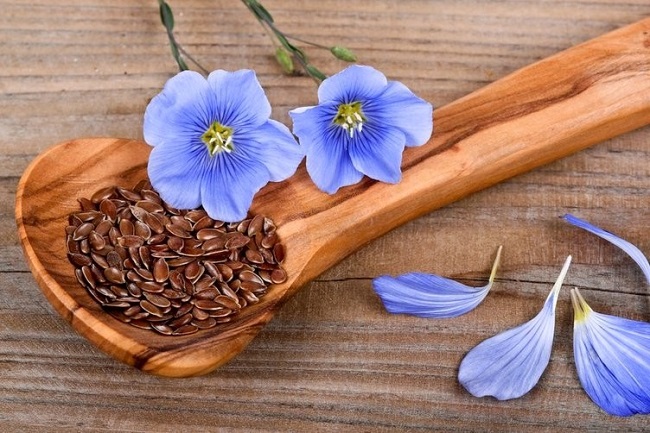 Pourquoi la peau des mains craque-t-elle près des ongles, en sang. Causes et traitement avec des médicaments et des remèdes populaires