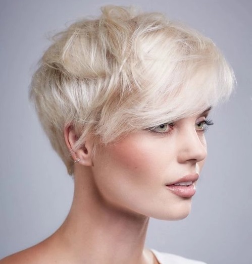 Coupes de cheveux asymétriques à la mode pour cheveux courts. Nouveaux articles 2020, photo, vues avant et arrière