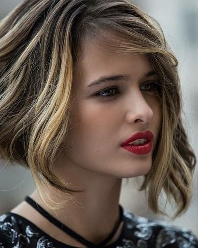 Coupe de cheveux Bob pour cheveux moyens - options, nouveaux articles 2020, photo, vues avant et arrière