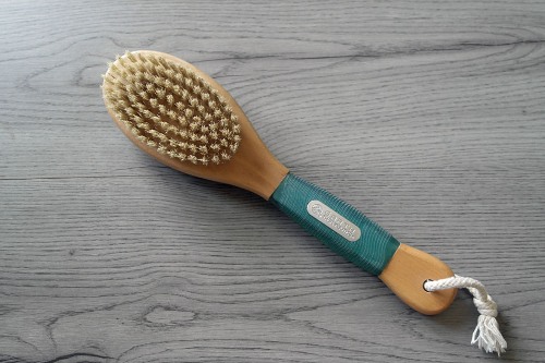 Brosse de massage corporel. Avis sur les meilleures brosses anti-cellulite avec manche amovible, double face. Comment utiliser à la maison