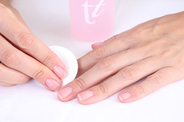 Manucure mate pour ongles courts avec vernis gel. Tendances de la mode 2020, nouveaux designs. Une photo