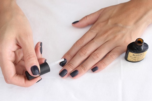 Manucure mate pour ongles courts avec vernis gel. Tendances de la mode 2020, nouveaux designs. Une photo