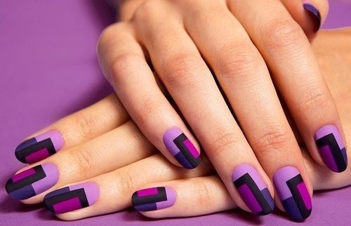 Manucure mate pour ongles courts avec vernis gel. Tendances de la mode 2020, nouveaux designs. Une photo