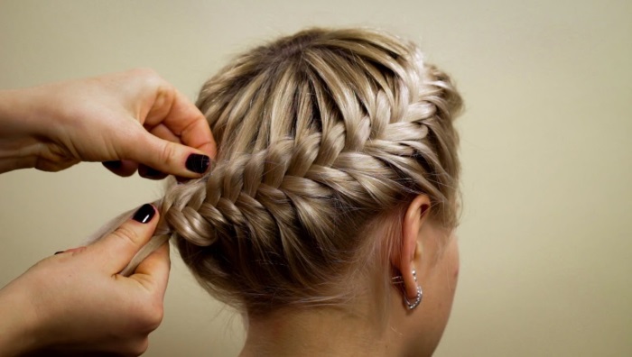 Tisser des tresses pour cheveux longs - des options belles, légères et inhabituelles pour tisser des boucles pour filles et filles