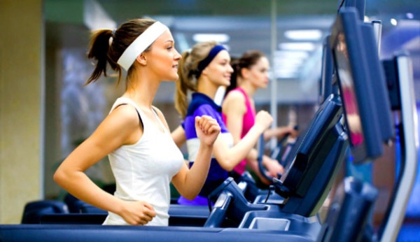 Programme d'entraînement au gymnase pour les femmes. Fitness dans la salle de gym pour les débutants, premiers entraînements, exercices