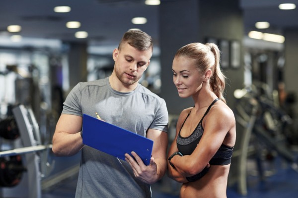 Programme d'entraînement au gymnase pour les femmes. Fitness dans la salle de gym pour les débutants, premiers entraînements, exercices