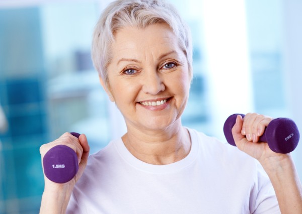 Programme d'entraînement au gymnase pour les femmes. Fitness dans la salle de gym pour les débutants, premiers entraînements, exercices