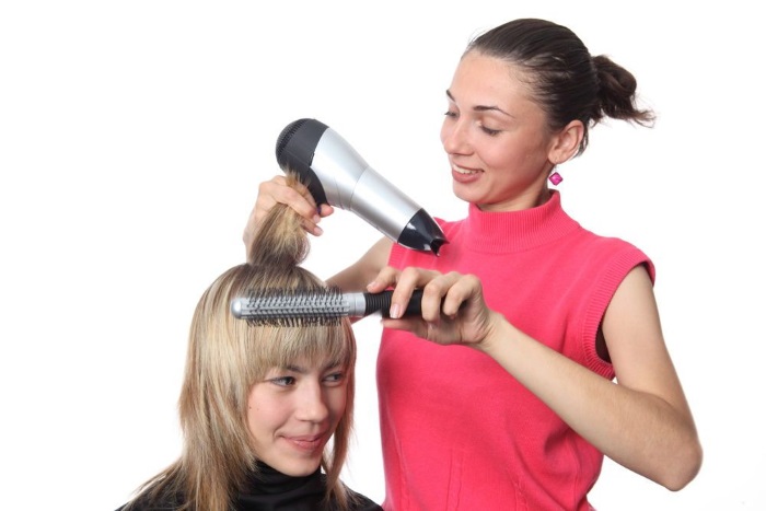 Coiffure pour cheveux courts à la maison - à la mode et originale, photo