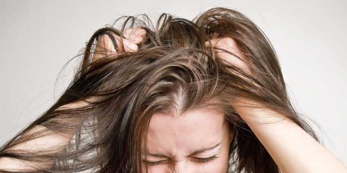 Chute de cheveux chez la femme - comment arrêter, que faire: shampooings, huiles, masques, complexes vitaminiques