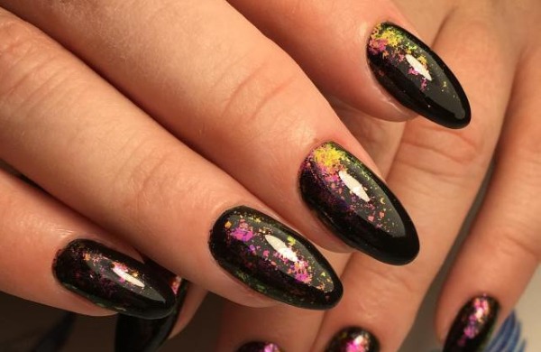 Conception d'ongles en noir, avec vernis noir, or, argent, strass. Nouveaux objets et photos