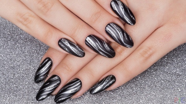 Conception d'ongles en noir, avec vernis noir, or, argent, strass. Nouveaux objets et photos