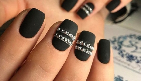 Conception d'ongles en noir, avec vernis noir, or, argent, strass. Nouveaux objets et photos