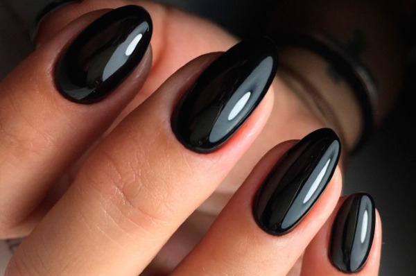 Conception d'ongles en noir, avec vernis noir, or, argent, strass. Nouveaux objets et photos