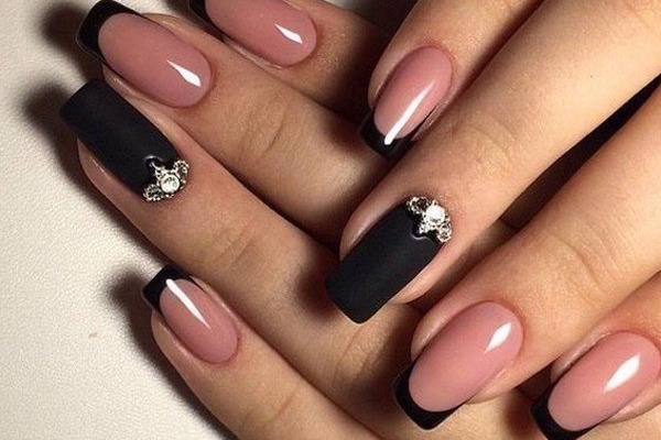 Conception d'ongles en noir, avec vernis noir, or, argent, strass. Nouveaux objets et photos