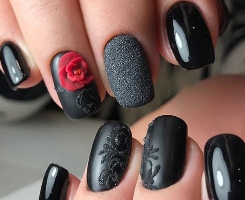 Conception d'ongles en noir, avec vernis noir, or, argent, strass. Nouveaux objets et photos