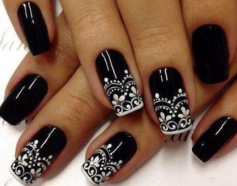 Conception d'ongles en noir, avec vernis noir, or, argent, strass. Nouveaux objets et photos