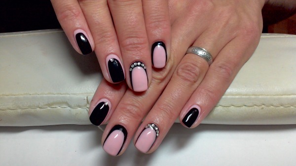 Conception d'ongles en noir, avec vernis noir, or, argent, strass. Nouveaux objets et photos