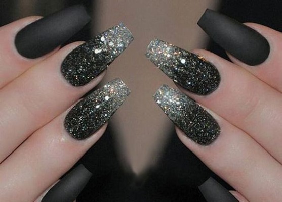 Conception d'ongles en noir, avec vernis noir, or, argent, strass. Nouveaux objets et photos