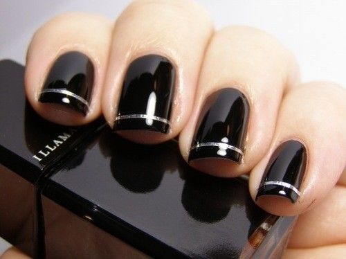 Conception d'ongles en noir, avec vernis noir, or, argent, strass. Nouveaux objets et photos