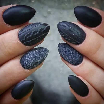 Conception d'ongles en noir, avec vernis noir, or, argent, strass. Nouveaux objets et photos