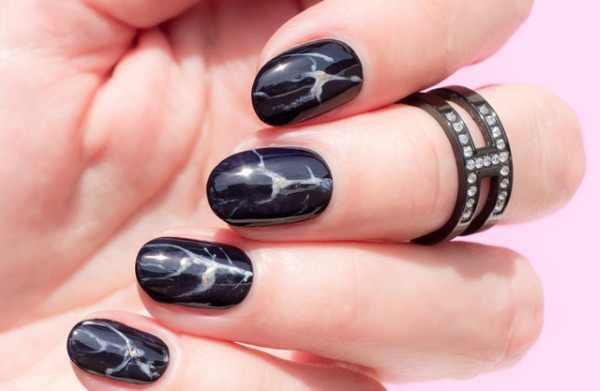 Conception d'ongles en noir, avec vernis noir, or, argent, strass. Nouveaux objets et photos