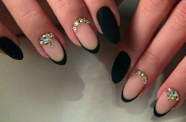 Conception d'ongles en noir, avec vernis noir, or, argent, strass. Nouveaux objets et photos