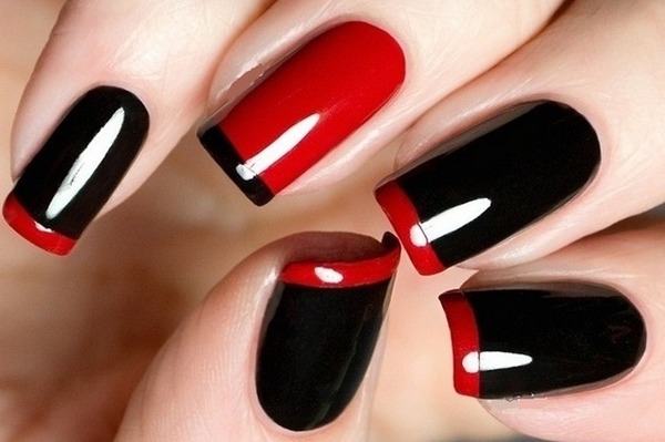 Conception d'ongles en noir, avec vernis noir, or, argent, strass. Nouveaux objets et photos